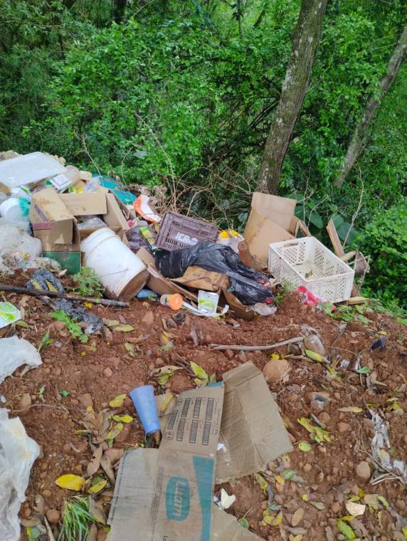 Descarte irregular de lixo é registrado por morador de Lajeado Cachoeira, interior de Três de Maio - foto 2