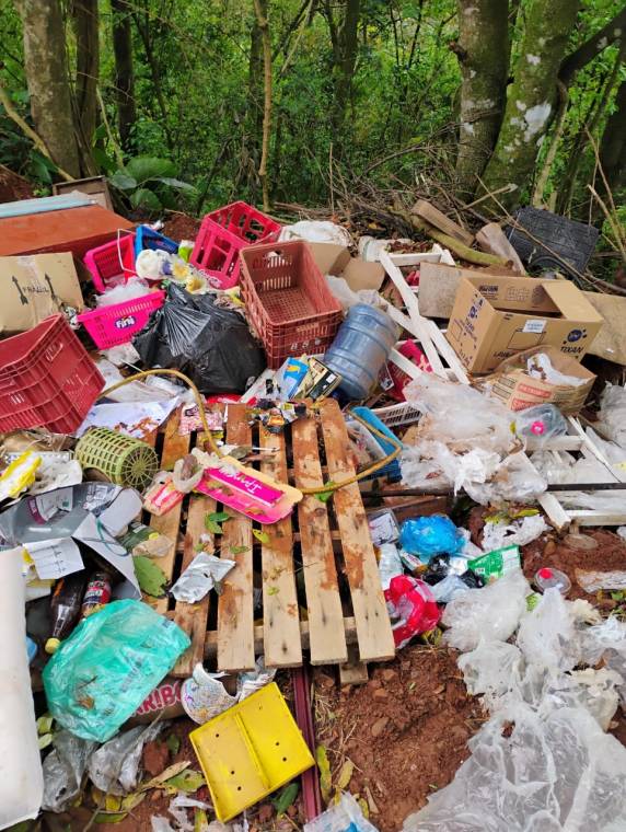 Descarte irregular de lixo é registrado por morador de Lajeado Cachoeira, interior de Três de Maio - foto 3
