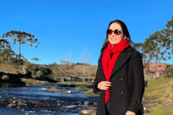 Isabel Cristina Fernandes Martins, 34 anos, foi assassinada a facadas na frente da mãe, em Gravatal, distante 160 quilômetros de Florianópolis. Suspeito ainda não foi localizado
