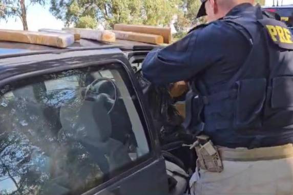 Veículo Gol seguia no sentido Santa Catarina a Vacaria quando foi abordado pela Polícia Rodoviária Federal (PRF). Detidos têm 19 e 22 anos