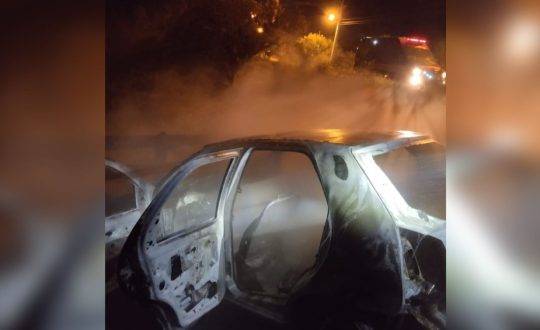 Veículo foi completamente destruído pelas chamas e estava na área rual de Tijucas