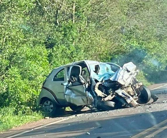 Uma colisão frontal envovolveu um automóvel e uma caminhonete