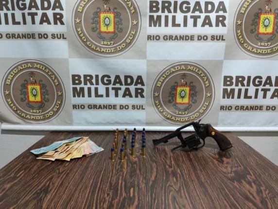 A mulher estava de posse de um revólver e munições