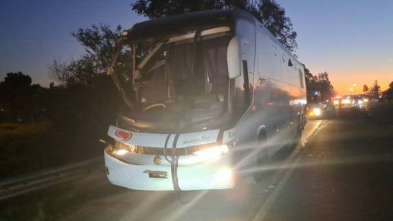 Colisão traseira ocorreu no km da rodovia, no sentido Litoral-Capital. Parte da carga ficou espalhada na via