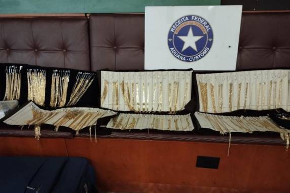 Operação investiga a origem do ouro para garantir que o material não seja proveniente de garimpo ilegal; as peças estavam na bagagem de três passageiras, que alegaram trabalhar em uma joalheria carioca