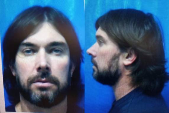 Investigação aponta que homem assassinado na madrugada de domingo dava carona à ex-companheira de Dieike Andrigo de Mello, 40 anos. Mandado de prisão preventiva foi expedido contra ele