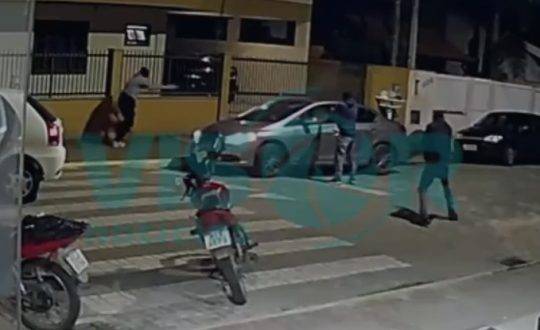 Crime ocorreu na noite de sábado (28); mais de 30 tiros foram disparados contra vítimas