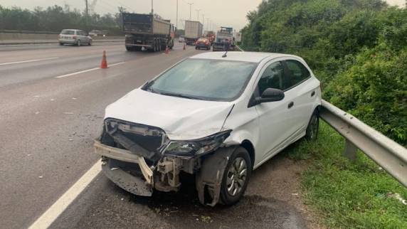 Carro capota após colisão e deixa duas pessoas feridas na freeway - foto 3