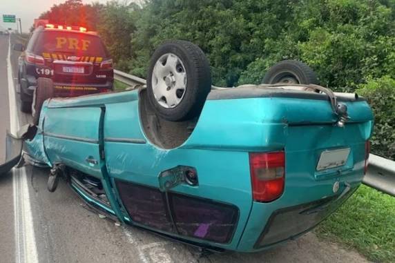 Carro capota após colisão e deixa duas pessoas feridas na freeway - foto 2