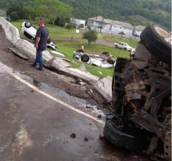 Caminhão cegonha tomba sobre a ponte na divisa do RS e SC - foto 3