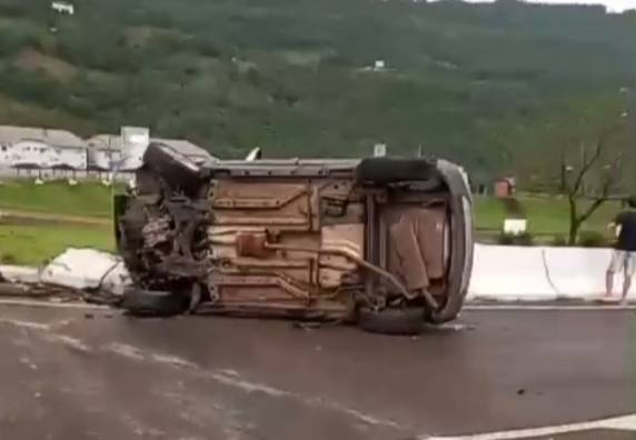 Caminhão cegonha tomba sobre a ponte na divisa do RS e SC - foto 2