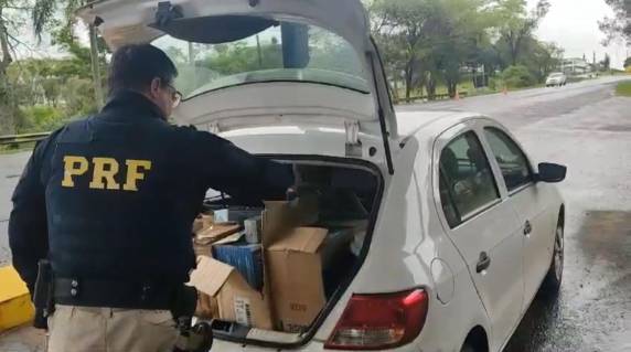 Durante a verificação do veículo constatou-se que transportava uma carga de cigarros importados de forma ilegal.