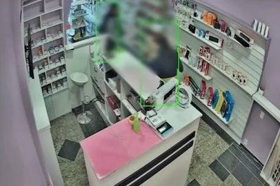 Imagens de câmeras de segurança mostram o momento em que vítima é imobilizada e derrubada no chão. Ela entra em luta corporal com o assaltante, enquanto o comparsa pega o dinheiro no caixa da loja