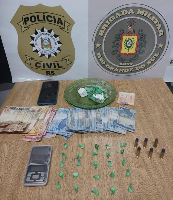 As prisões ocorreram no final da tarde desta sexta-feira na BR-472, e em um bar da cidade