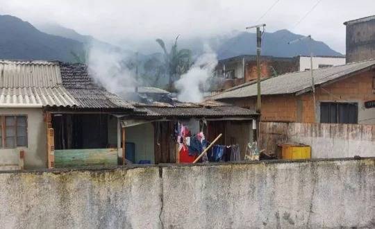 O fogo começou em um colchão no quarto e se alastrou em direção à cozinha
