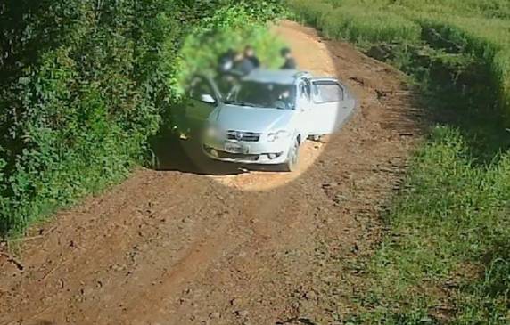 Jovens foram mortos a tiros na estrada da localidade de Linha Cará. Crime aconteceu no fim da tarde de sexta-feira (4)