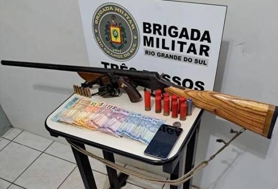 A prisão foi realizada após informações de disparos de arma de fogo em via pública.