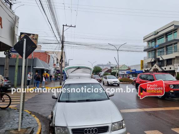 O motorista de um Audi fugiu a pé no Centro da cidade e é procurado pela polícia