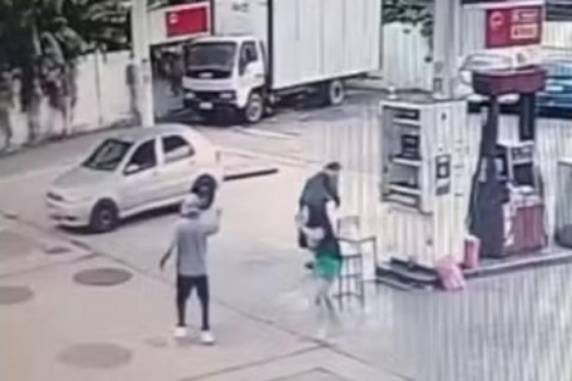 A vítima e o atirador teriam discutido antes do assassinato. Crime foi registrado por câmeras de segurança