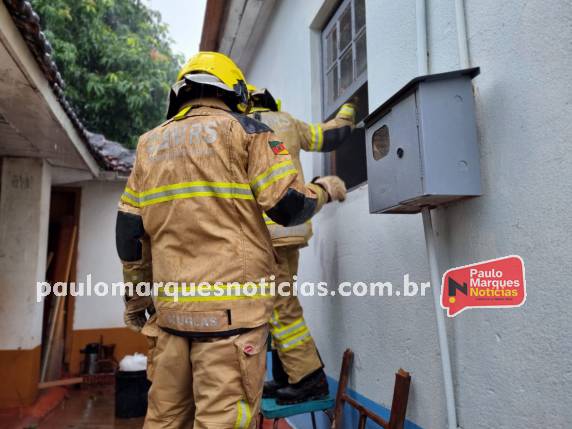 Fumaça chamou atenção de pessoas que ligaram para corporação