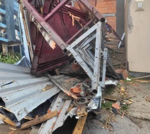 Vítimas estavam na estrutura para acessar os andares superiores de um edifício em construção.