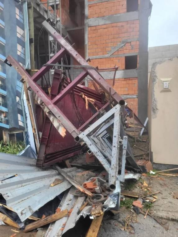 Vítimas estavam na estrutura para acessar os andares superiores de um edifício em construção.