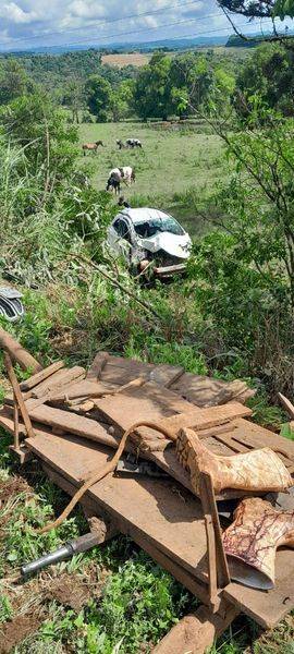 Acidente envolvendo veiculo e carroça deixa três pessoas feridas na BR-468, em Tiradentes do Sul - foto 3
