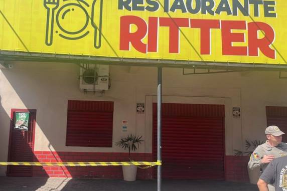 Proprietária de restaurante, 34 anos, chegava para abrir estabelecimento no bairro Canudos. Agressor, apesar de ter recebido a chave da moto da vítima, prosseguiu apertando o gatilho. Arma falhou várias vezes, mas homem não desistiu e acabou alvejando a cabeça da mulher, que sobreviveu e está na UTI