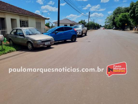 Motorista perde o controle da direção e bate carro em veículo estacionado, em Três de Maio - foto 3