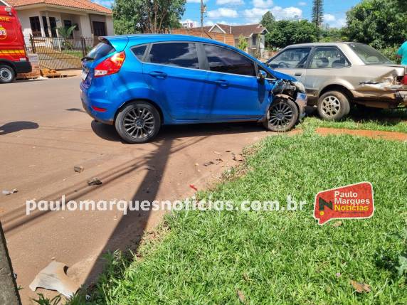 Motorista perde o controle da direção e bate carro em veículo estacionado, em Três de Maio - foto 4
