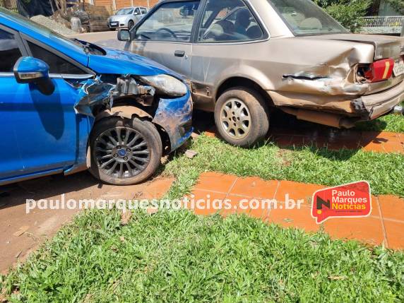 Motorista perde o controle da direção e bate carro em veículo estacionado, em Três de Maio - foto 2