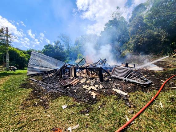 Os bombeiros, quando chamados, foram informados que a residência já havia sido consumida pelas chamas