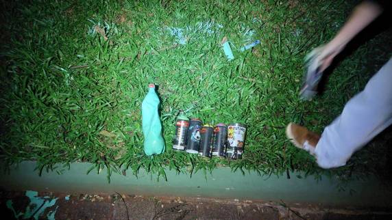 O indivíduo estava pichando o muro lateral da Praça da República que fica junto ao parque infantil.