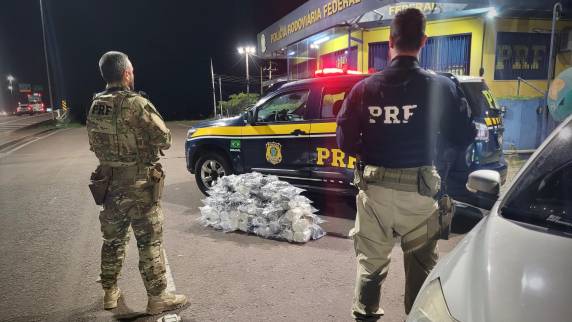 Foram apreendidos quase 100 quilos da droga que, devido ao seu alto valor de revenda, é normalmente transportada em pequenas quantidades.