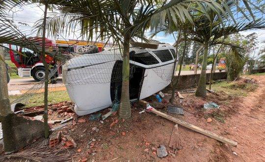 Capotamento foi registrado na Estrada Geral da Nova Descoberta