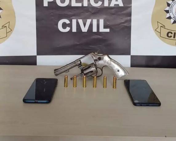 O armamento havia sido arremessado pela janela da casa.