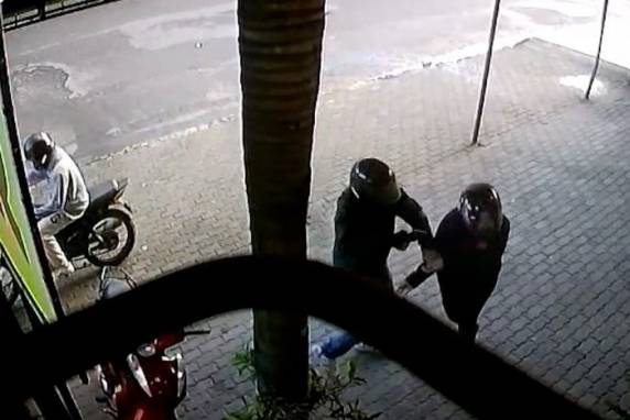 Priscila Diniz, 34 anos, estava internada desde sábado, quando foi atingida por tiro ao chegar para abrir estabelecimento. Segundo a polícia, arma falhou ao menos nove vezes