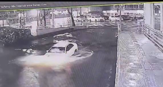 Vídeo de câmeras de segurança mostram que oc arro caiu na água por volta das 22h do dia 9 de outubro