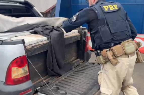 Polícia Rodoviária Federal recebeu informações sobre o carro, que trafegava por ruas do interior do município