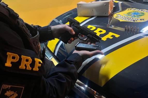 Em abordagem na rodovia, policiais encontraram os itens dentro da bolsa de uma das mulheres