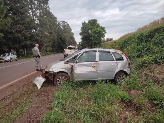 Mulher fica ferida após capotar veículo na RS-342 - foto 2
