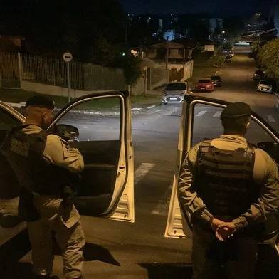 Brigada Militar segue no local; homem de 45 anos realizou diversos disparos ao longo das últimas horas