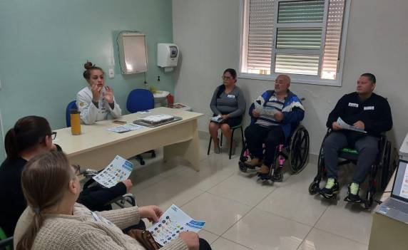 Conduzido por uma equipe multidisciplinar, o grupo trabalha questões ligadas a alimentação e disciplina, com foco na melhoria da qualidade de vida.