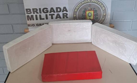 Diante dos fatos, a droga e um smartphone foram apreendidos e o homem foi preso e encaminhado à Delegacia de Polícia para lavratura do flagrante delito.