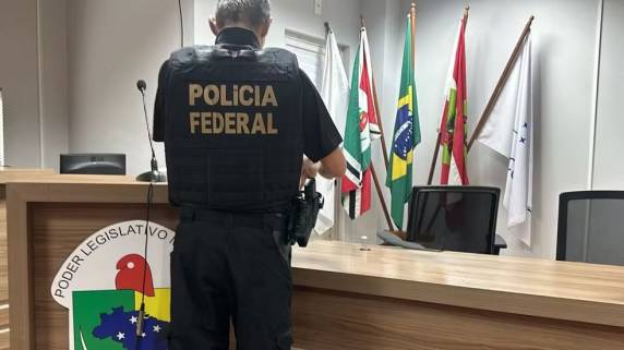 Dois candidatos, atualmente vereadores, estão entre alvos das diligências, que cumpriram doze mandados de busca e apreensão.