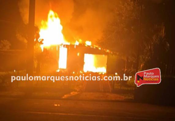 A casa está localizada no bairro Industrial, em frente a Cotrisal