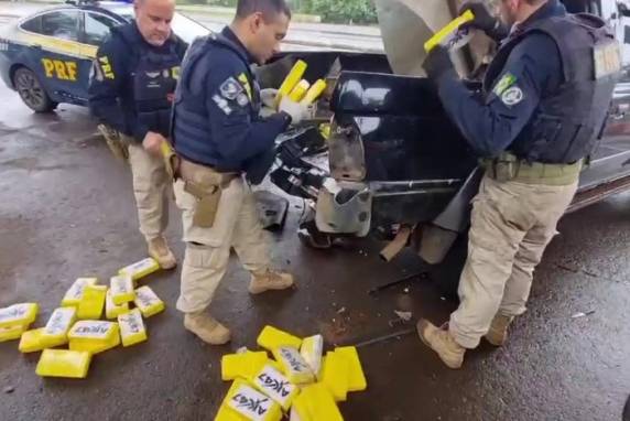 Droga estava embalada em tabletes e escondida em lataria de caminhonete