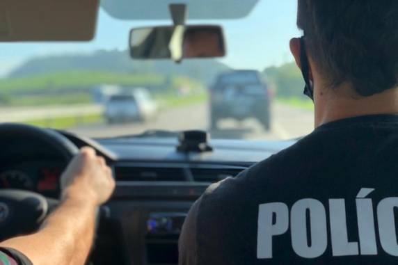 Homem era monitorado por tornozeleira, mas havia rompido equipamento e fugido. Ação realizada por delegacia especializada de Santa Catarina prendeu 17 condenados e três investigados por crimes sexuais no Dia Nacional de Combate ao Estupro
