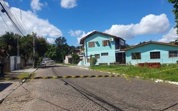 Caso ocorreu no bairro Santo Afonso, na manhã deste sábado (26). Agressor não obedeceu a comando para parar a agressão e foi baleado por agente pena