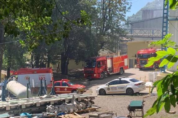 Bombeiros controlam incêndio que atingiu sede da JBS em Passo Fundo - foto 3